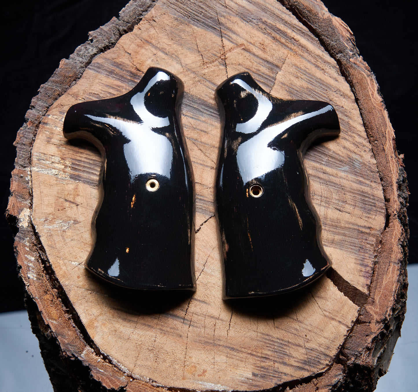 Smith & Wesson N-Frame Round-Butt Grips – Oak with Voodoo Finish Bold Style | Precision Fit | Distinctive Red-on-Black Grain