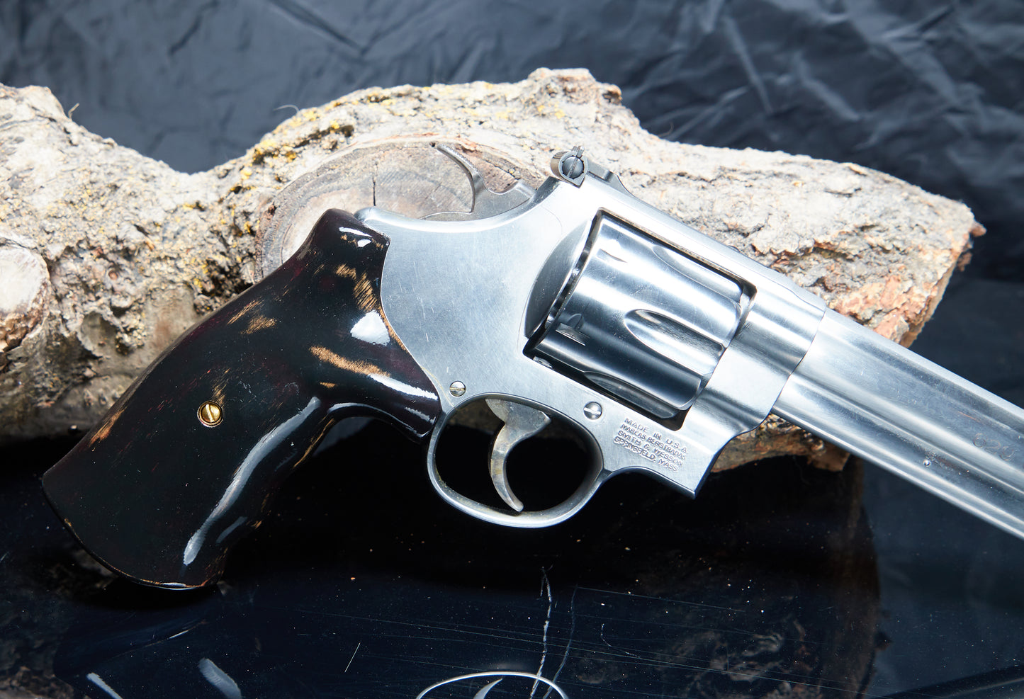 Smith &amp; Wesson N-Frame Round-Butt Grips – Oak with Voodoo Finish Bold Style | Precision Fit | Distinctive Red-on-Black Grain