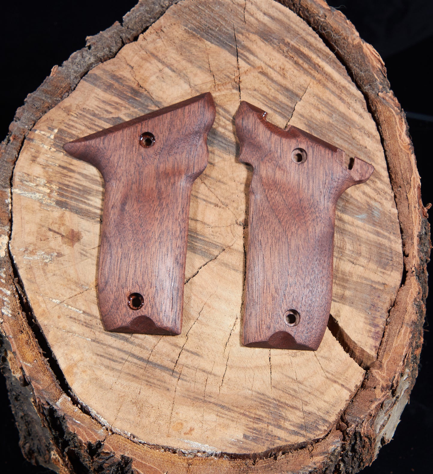 Smith & Wesson Victory Grips – Walnut, Tung Oil Finish