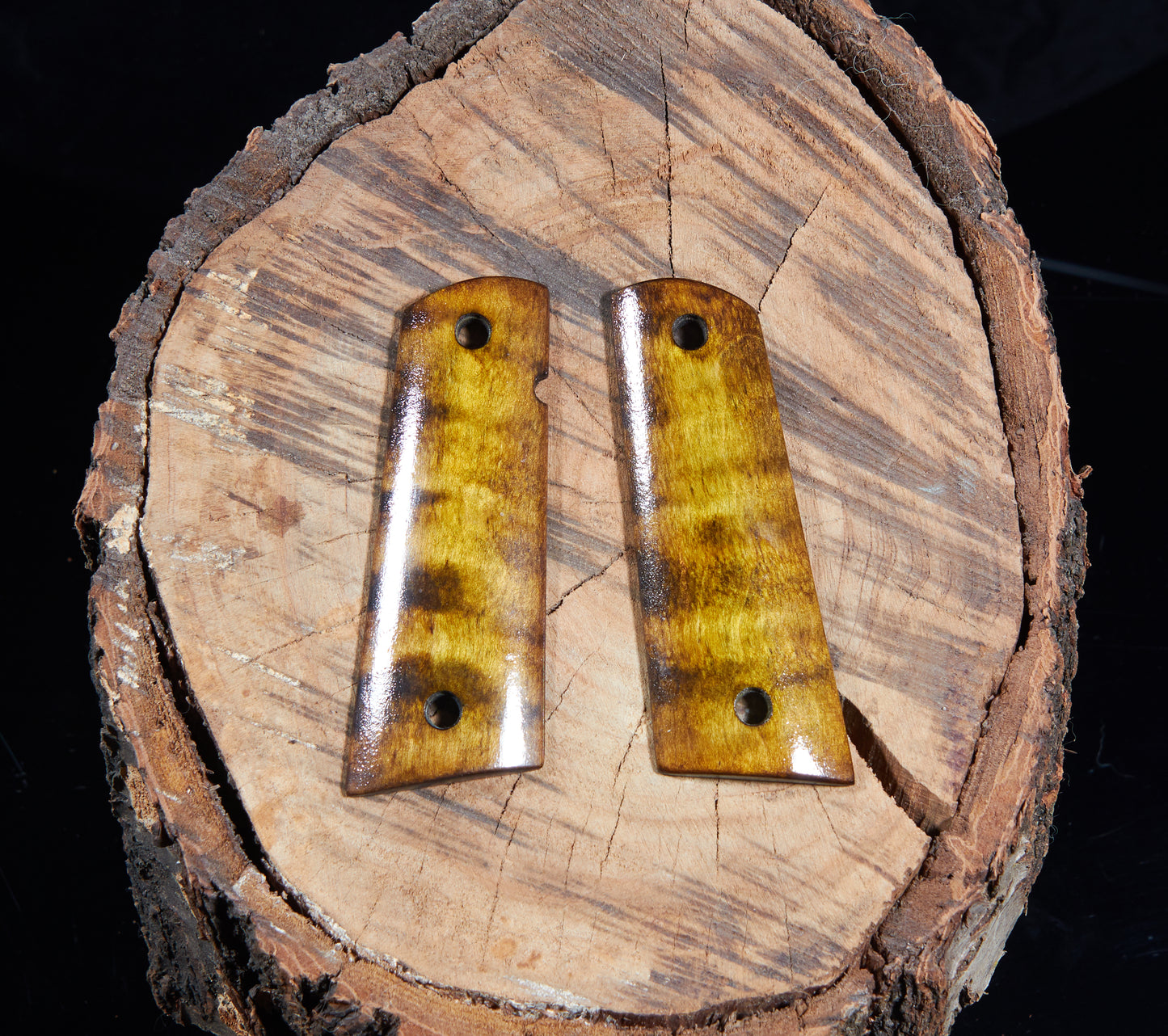 1911 Magwell Grips – Curly Maple, Lacquer Finish