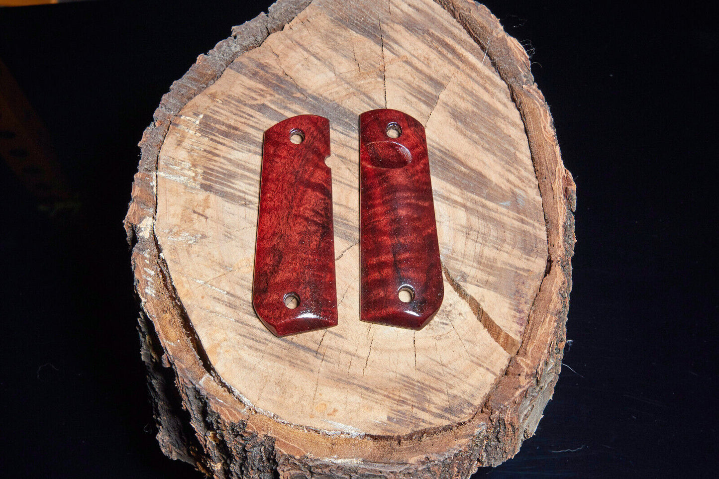 1911 Fastback Wood Grips, with thumb notch. Walnut.